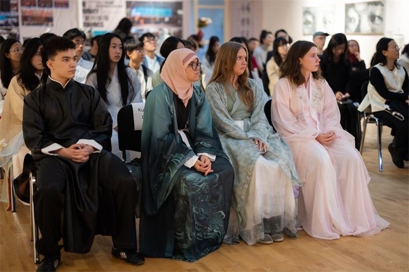 參加《時(shí)光流韻·中國戲劇藝術(shù)服飾展》的中國文化愛好者。 斯德哥爾摩中國文化中心供圖