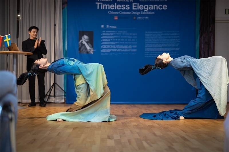 當(dāng)?shù)厝A人舞社成員表演《只此青綠》。斯德哥爾摩中國文化中心供圖