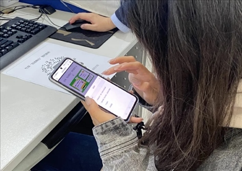 趙女士用手機(jī)掃碼預(yù)約幫辦服務(wù)。圖片來(lái)源：微信公眾號(hào)“上海市普陀區(qū)政務(wù)服務(wù)中心”