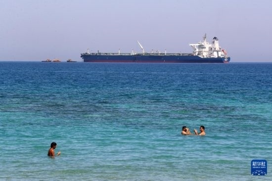 這是10月8日在埃及蘇伊士灣拍攝的行駛中的船只。新華社記者 隋先凱 攝