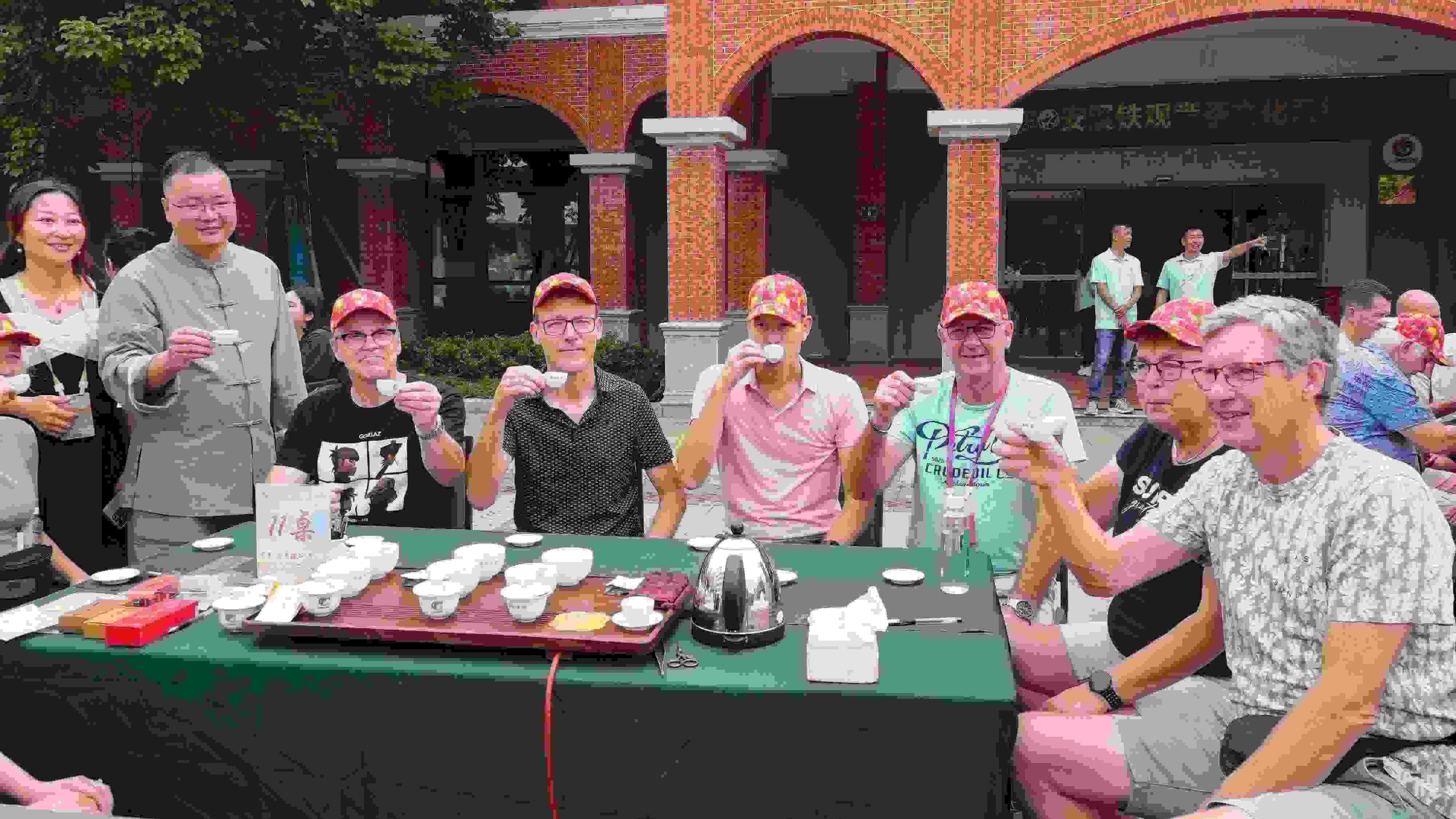 2023年10月4日，福建泉州，外國人品中國茶。