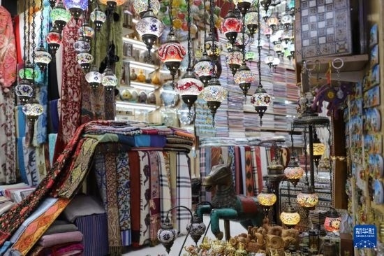 這是10月8日在阿曼首都馬斯喀特的穆特拉市集拍攝的一家店鋪。新華社記者 汪強(qiáng) 攝