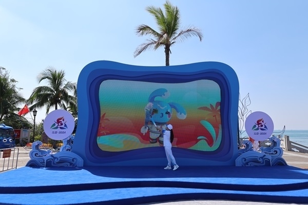 第12棒火炬手“點(diǎn)燃”現(xiàn)場(chǎng)大屏幕上運(yùn)動(dòng)會(huì)吉祥物“吉貝”手中的火炬。主辦方供圖