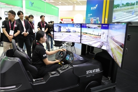“智慧生活周”博覽會上展示的模擬駕駛系統(tǒng)。人民網(wǎng)記者 莽九晨攝