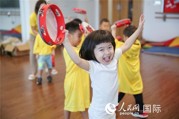 一名華裔兒童在參加音樂課程。人民網(wǎng)中東中心分社塔里克·易卜拉欣攝