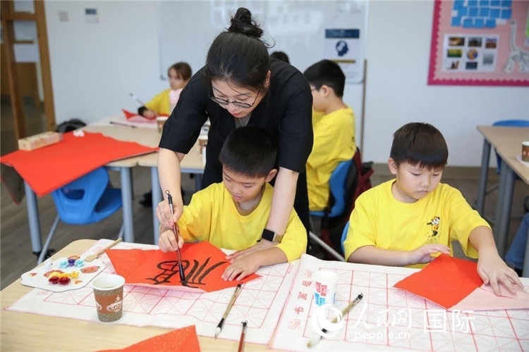 書法課場景。人民網(wǎng)中東中心分社塔里克·易卜拉欣攝