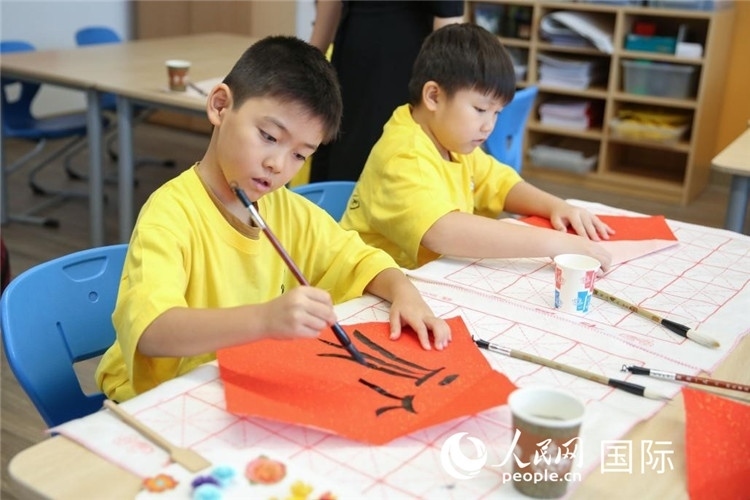 書法課。人民網(wǎng)中東中心分社塔里克·易卜拉欣攝