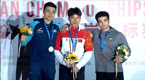 伍鵬（中）奪得男子速度項(xiàng)目冠軍。主辦方供圖