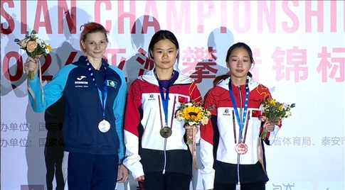 女子速度項(xiàng)目蒙世雪（中）奪冠，周婭菲（右）獲季軍。主辦方供圖
