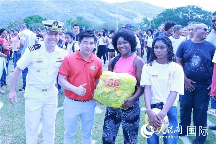 巴西中國(guó)浙江商會(huì)會(huì)長(zhǎng)鄭俠茂向巴西貧困社區(qū)兒童及家庭捐贈(zèng)基礎(chǔ)食品籃子和足球。人民網(wǎng)記者陳海琪 攝