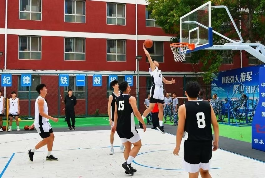 全天候室外運(yùn)動木地板籃球場上精彩激烈的籃球賽。 主辦方供圖