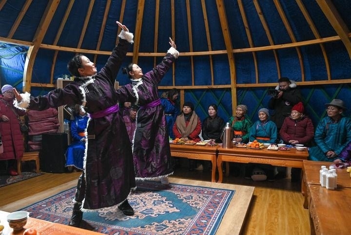 2023年12月21日，烏蘭牧騎隊員在內(nèi)蒙古阿其圖烏拉蘇木進(jìn)行舞蹈表演。