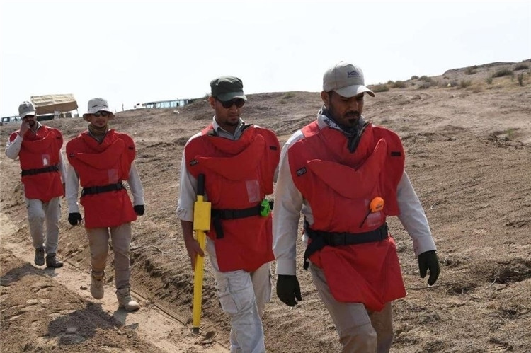 工作人員前往排雷。中國(guó)海油供圖