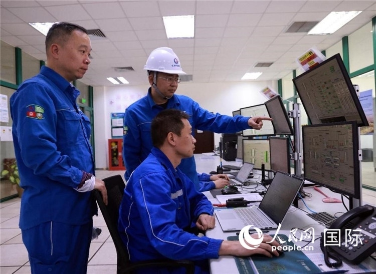 工作人員在一體化終端中央控制室工作。人民網(wǎng)記者管克江攝