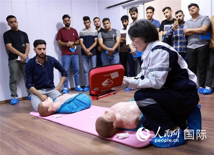 新進(jìn)油田工作的伊拉克大學(xué)生在接受急救培訓(xùn)。人民網(wǎng)記者管克江攝
