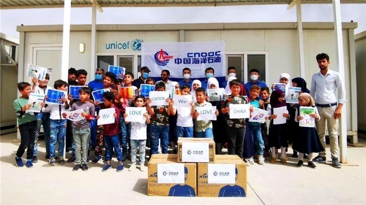 慰問(wèn)當(dāng)?shù)貙W(xué)校。中國(guó)海油供圖