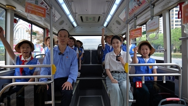 江蘇省太倉(cāng)市總工會(huì)舉行“坐上勞模‘專線’跟著榜樣看太倉(cāng)”直播活動(dòng)。江蘇省總工會(huì)供圖