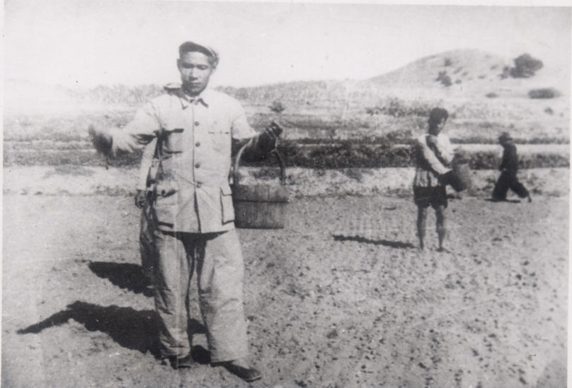 谷文昌（左）在田間與農(nóng)民一起勞動(dòng)（資料照片）。