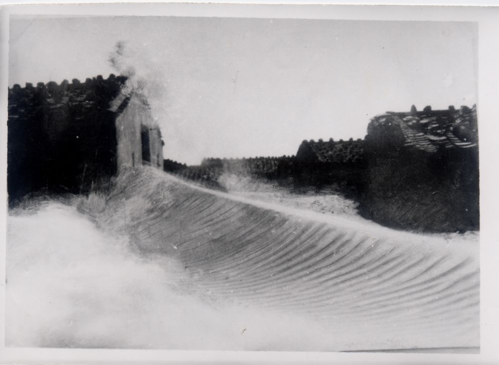 昔日的東山島風(fēng)沙掩埋部分村民村舍（資料照片）。
