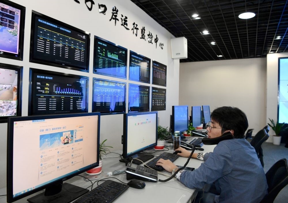 在中國（福建）自由貿易試驗區(qū)廈門片區(qū)，國際貿易“單一窗口”工作人員在網上受理業(yè)務（2018年11月15日攝）?！皢我淮翱凇笔顷P檢等口岸部門、地方政府相關部門、金融機構等共同參與的口岸管理共享平臺。貿易商能夠通過一個入口提交貨物進出口或轉運所需要的單證或電子數(shù)據，實現(xiàn)“一個平臺、一點接入、一次申報、一次辦結”。