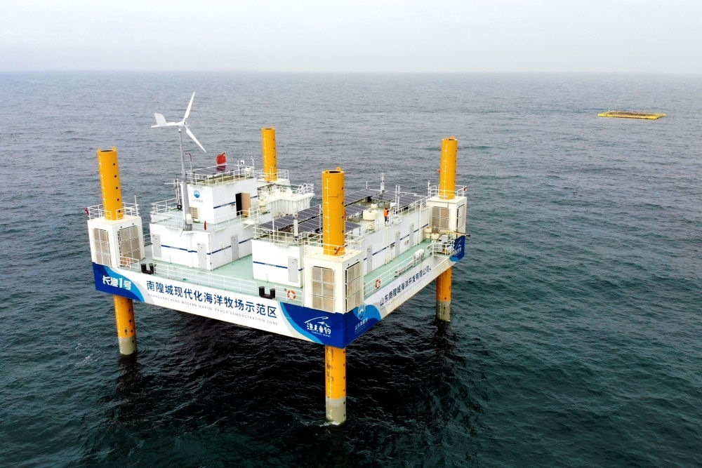 這是應用5G技術的山東長島綜合試驗區(qū)南隍城國家級海洋牧場示范區(qū)海上平臺（2020年8月8日攝，無人機照片）。中國（山東）自由貿易試驗區(qū)設立以來，一系列大膽試、大膽闖、自主改的政策逐步落實，制度創(chuàng)新打通堵點、釋放活力，成為深化對外開放、發(fā)展海洋經濟的重要抓手。