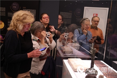 嘉賓參觀展覽。人民網(wǎng)記者禹麗敏 攝。