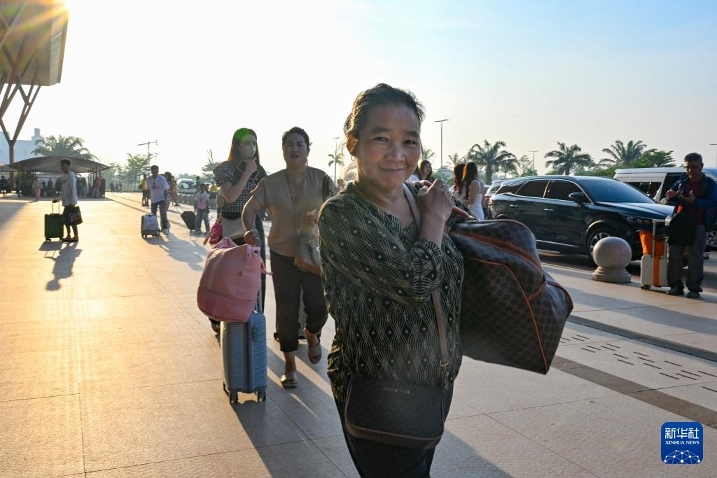 這是10月12日在老撾萬(wàn)象中老鐵路萬(wàn)象站拍攝的一名女子。新華社記者 程一恒 攝