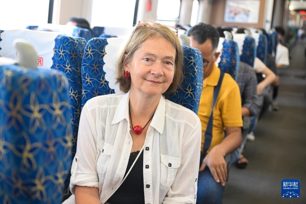 這是10月12日在老撾拍攝的中老鐵路C98列車(chē)上的一名乘客。新華社記者 程一恒 攝