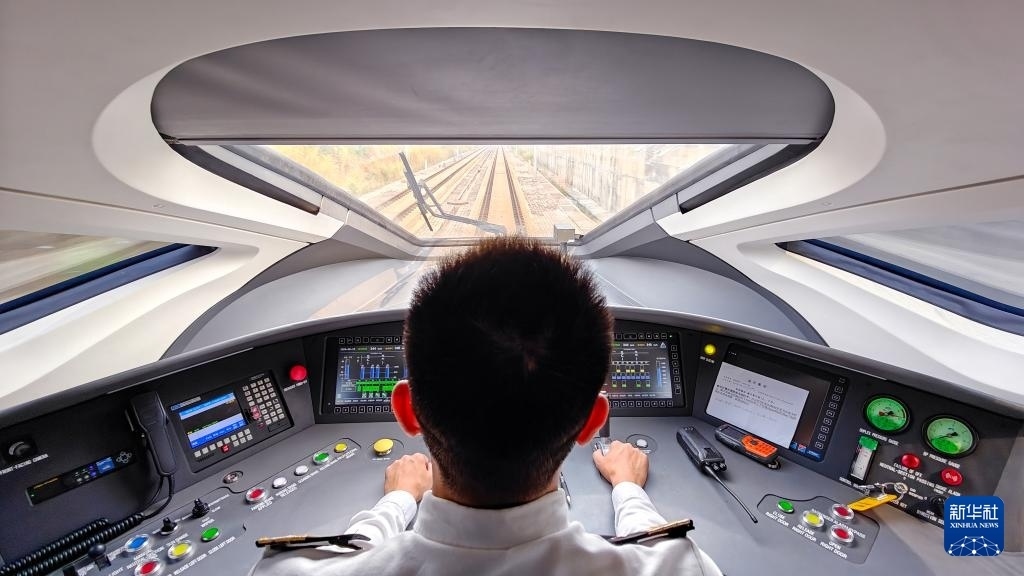 9月12日，司機(jī)駕駛高速動(dòng)車(chē)組列車(chē)行駛在雅萬(wàn)高鐵上（手機(jī)照片）。新華社記者 徐欽 攝