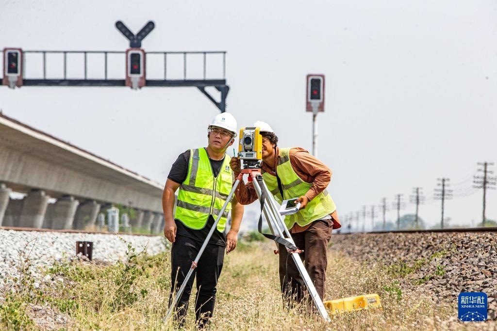 5月1日，在泰國(guó)大城府，中泰高鐵項(xiàng)目工作人員在施工現(xiàn)場(chǎng)勘查。新華社記者 王騰 攝