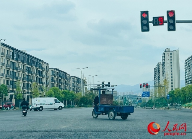 長富大道與文化中心東路三岔路口車輛混行（9月19日拍攝）。人民網(wǎng)記者 帥筠攝