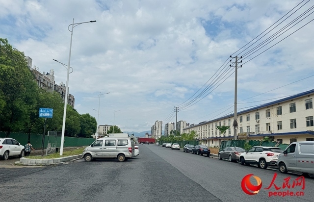 麗水佳園小區(qū)入口外及長富大道上停滿了車輛。人民網(wǎng)記者 邱燁攝