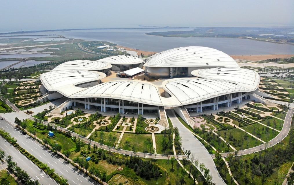 位于中國(guó)—上海合作組織地方經(jīng)貿(mào)合作示范區(qū)的青島·上合之珠國(guó)際博覽中心（2024年7月18日攝，無人機(jī)照片）。新華社記者李紫恒攝