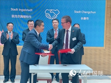 （10月16日，第十屆巴伐利亞中國日在慕尼黑舉行。圖為簽約儀式現(xiàn)場。人民網(wǎng)記者劉赫攝）