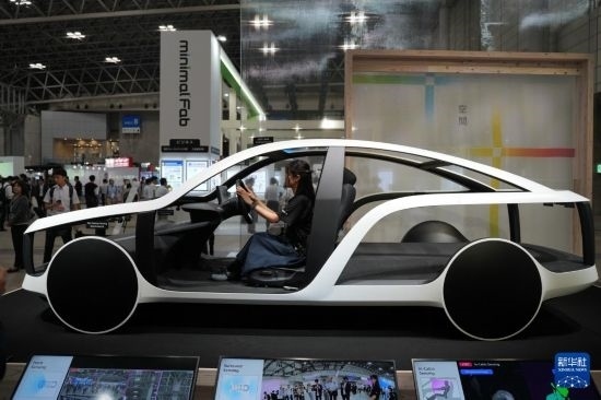 這是10月17日在日本千葉縣舉行的日本高新技術(shù)博覽會上拍攝的，索尼公司展示的概念車模型。新華社記者 錢錚 攝