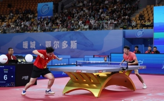 10月18日，上海隊(duì)選手樊振東（左）在單打比賽中發(fā)球。他3:2戰(zhàn)勝福建隊(duì)選手程靖淇。新華社記者 王楷焱 攝