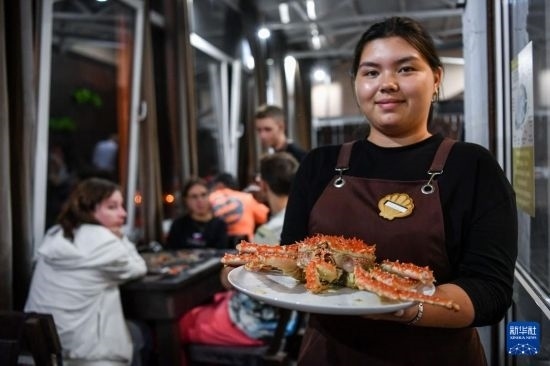 9月2日，俄羅斯符拉迪沃斯托克一家餐館的服務(wù)員在展示帝王蟹。新華社記者 曹陽 攝