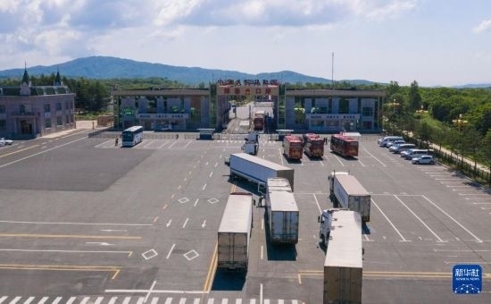 2019年6月22日，往返于中國和俄羅斯的貨車在中俄琿春口岸前排隊(duì)等待通關(guān)（無人機(jī)照片）。