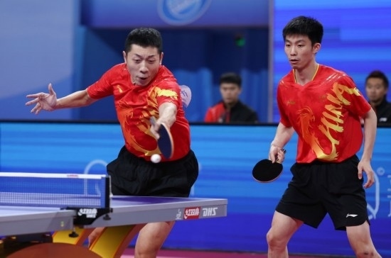 10月18日，上海隊(duì)組合許昕（左）/周愷在雙打比賽中。他們3:0戰(zhàn)勝福建隊(duì)組合曾蓓勛/陳俊菘。新華社記者 王楷焱 攝