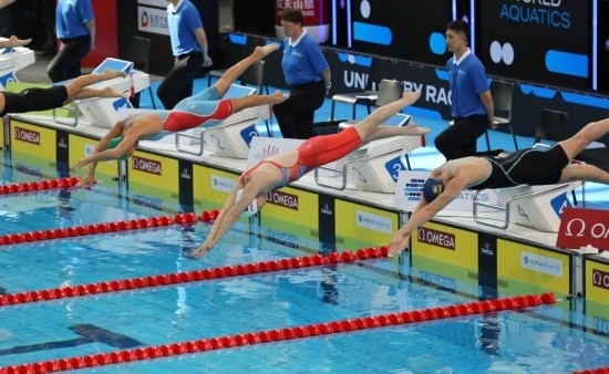 10月18日，中國(guó)選手張雨霏（右二）在女子50米自由泳預(yù)賽中出發(fā)。新華社記者 方喆 攝