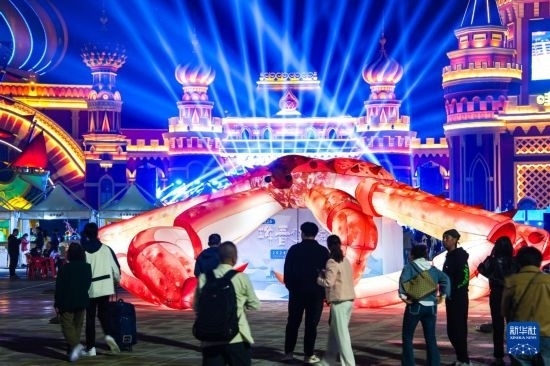 9月19日，游客在吉林省琿春市的2024琿春帝王蟹美食嘉年華現(xiàn)場游玩。新華社記者 許暢 攝