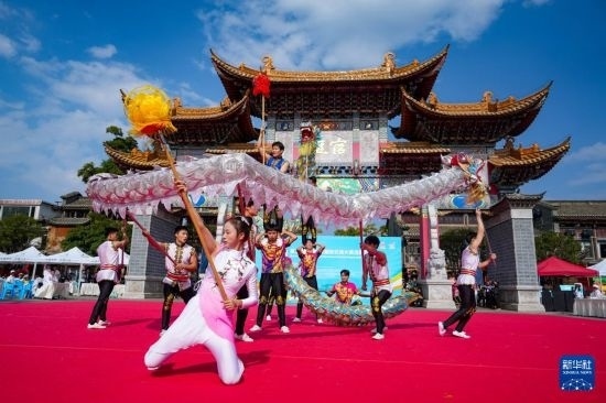 10月19日，四川師范大學舞龍隊在傳統(tǒng)舞龍項目中比賽，最終他們獲得該項目銀獎。