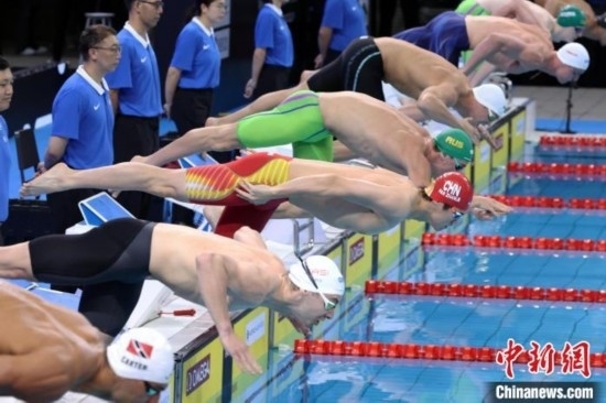 10月19日晚，2024年世界泳聯(lián)游泳世界杯上海站結(jié)束第二個(gè)比賽日的爭奪。圖為中國選手潘展樂(左三)在男子100米自由泳決賽中。 中新社記者 湯彥俊 攝