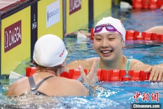 10月19日晚，2024年世界泳聯(lián)游泳世界杯上海站結(jié)束第二個(gè)比賽日的爭奪。圖為中國選手唐錢婷在女子100米蛙泳決賽中。 中新社記者 湯彥俊 攝
