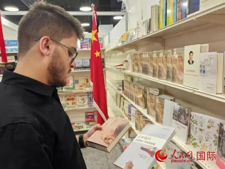 第二十三屆約旦安曼國際書展于10月10日至19日在約旦展覽中心舉行，約旦政府和民間各界人士在中國展臺翻閱圖書，熱烈交流互動，感受中華文化之美。人民網(wǎng)記者 李瀟攝