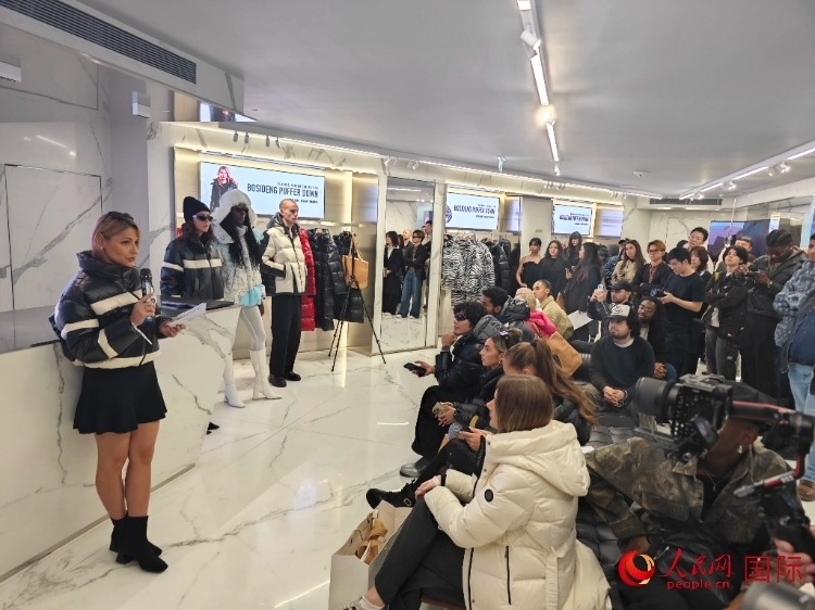 英國時尚博主分享自己的穿搭心得。人民網(wǎng)記者 邢雪攝