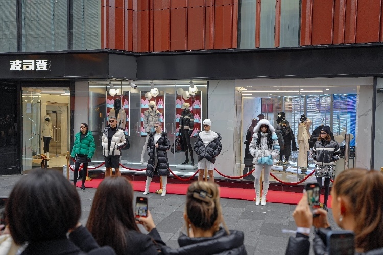 模特在波司登倫敦旗艦店門前展示新款羽絨服。主辦方供圖