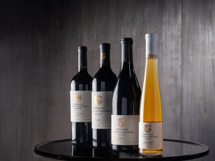 活動現(xiàn)場推介了懷來中法莊園珍藏馬瑟蘭干紅、小芒森甜白等優(yōu)質(zhì)葡萄酒。主辦方供圖