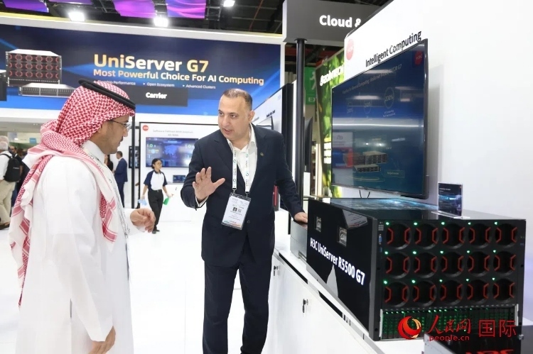 觀眾了解新華三集團展示的最新服務器產品。人民網記者 任皓宇攝