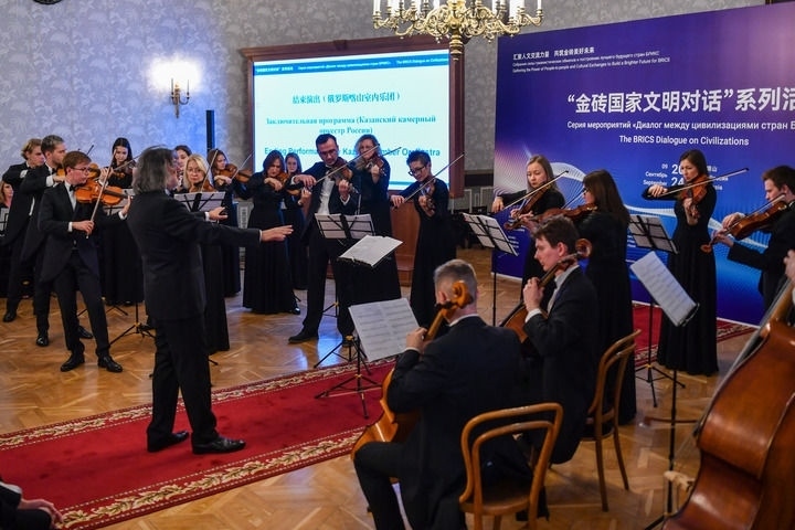 2024年9月24日，在俄羅斯喀山，俄羅斯喀山室內樂團演奏傳統(tǒng)曲目?！敖鸫u國家文明對話”系列活動24日在俄羅斯喀山舉行，來自中國、俄羅斯、巴西、印度、南非、伊朗等金磚國家的相關機構、各領域專家學者及青年代表等300多人參加。新華社記者 曹陽 攝